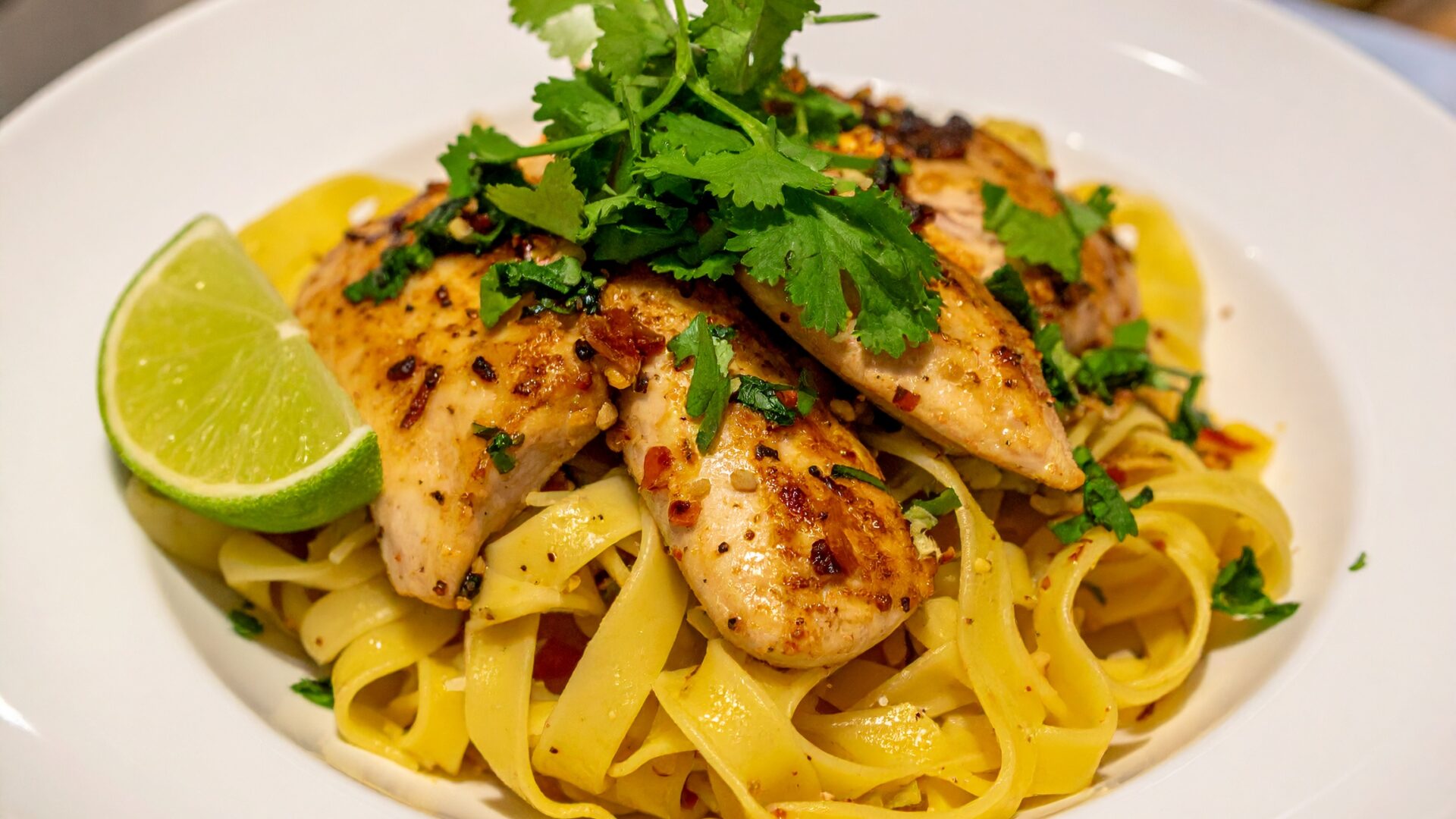 Poulet au citron vert et coriandre et tagliatelles