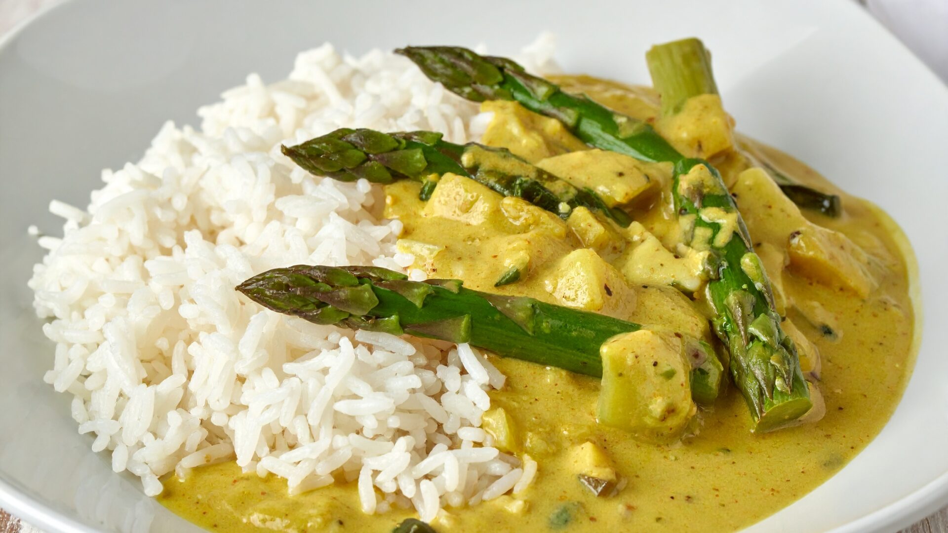 Curry d'asperges, riz et coco à la thaï