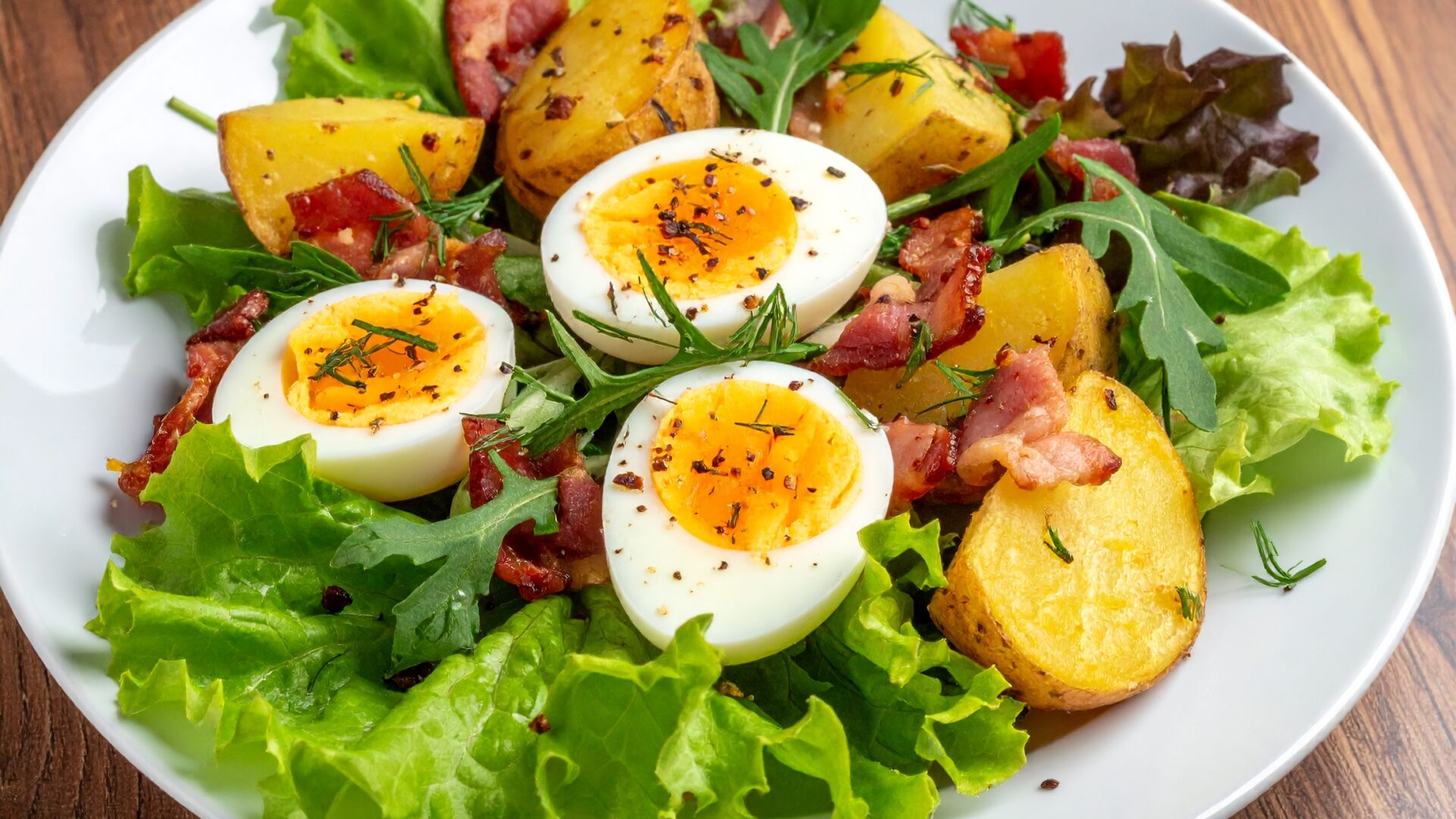 Salade tiède pommes de terre, lardons,oeuf mollet