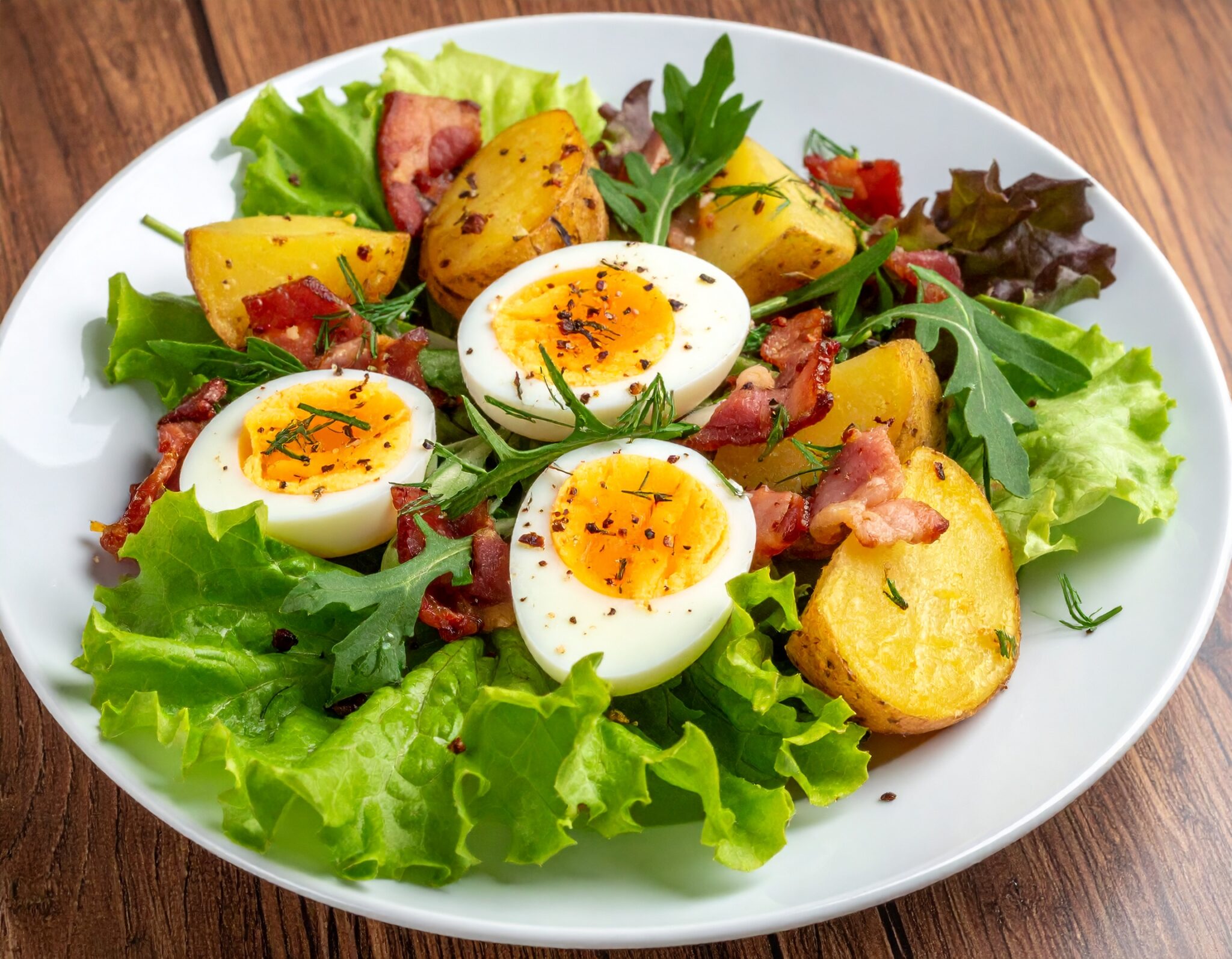 Salade tiède pommes de terre, lardons,oeuf mollet