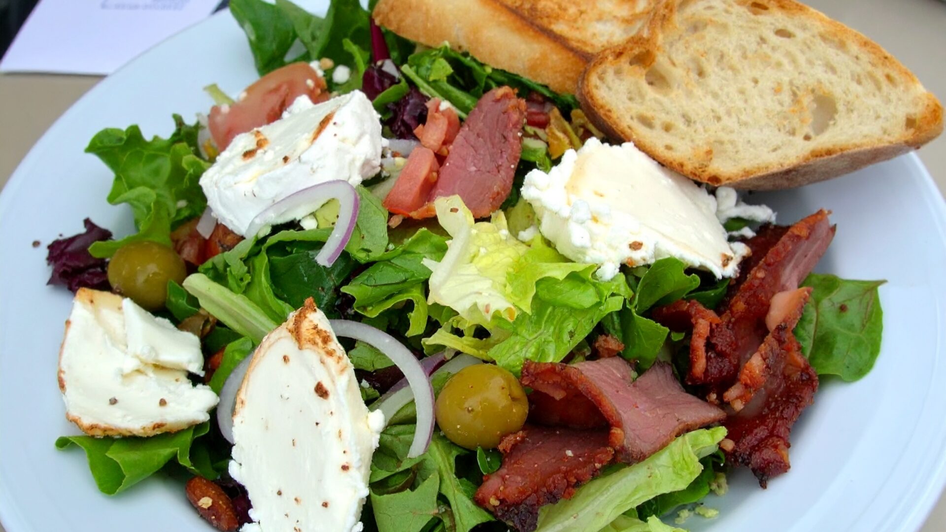 Salade de chèvre chaud et poitrine fumée
