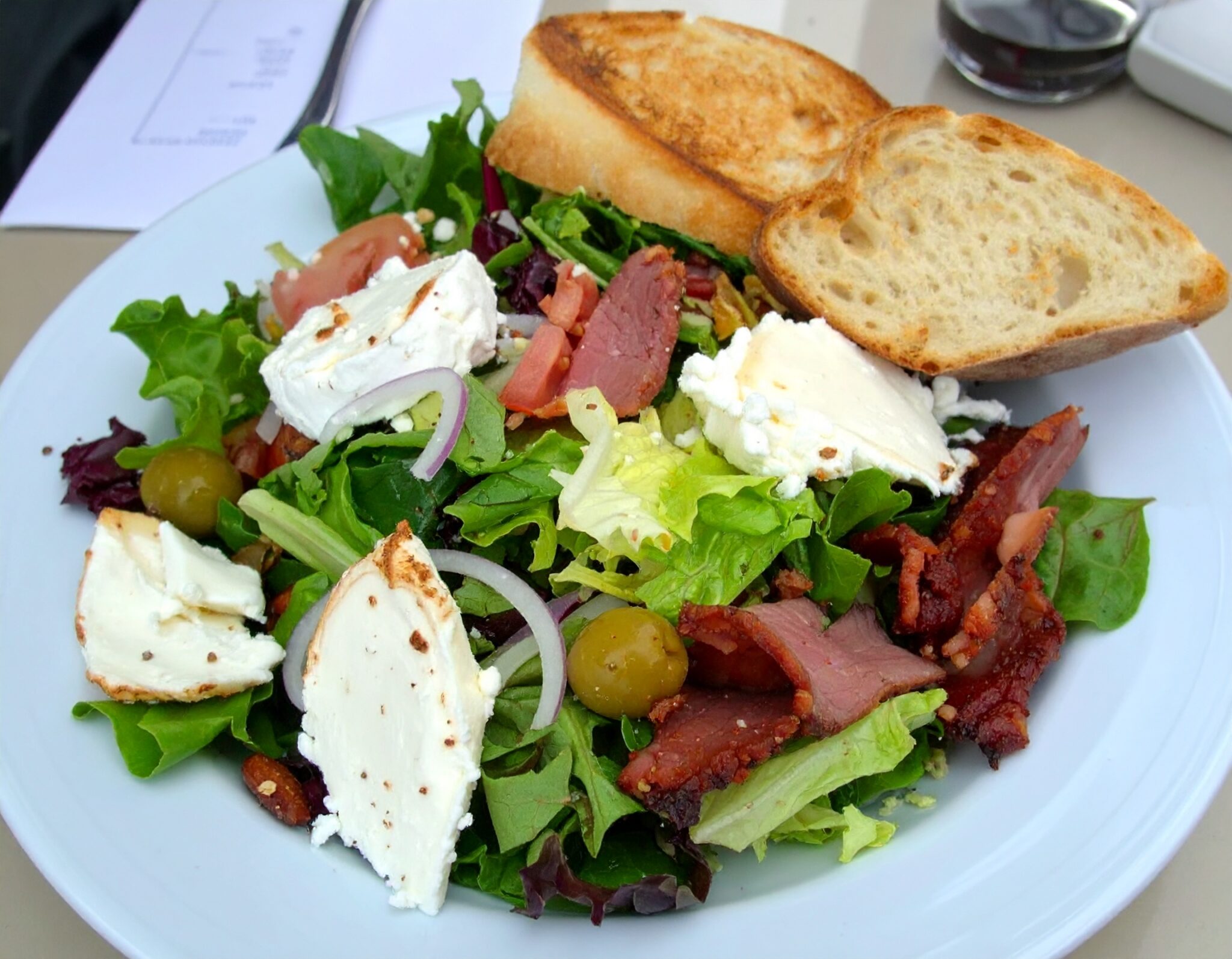Salade de chèvre chaud et poitrine fumée