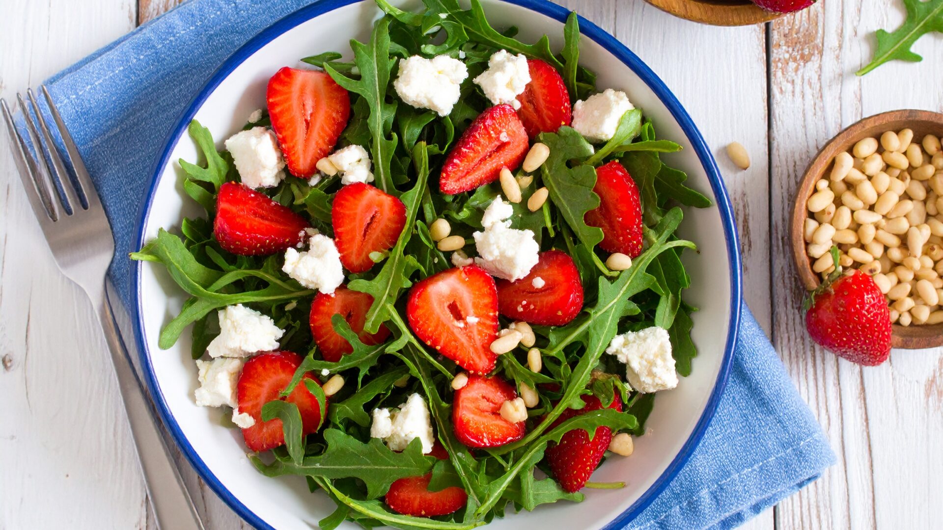 Salade de jeunes pousses, fraises et fêta