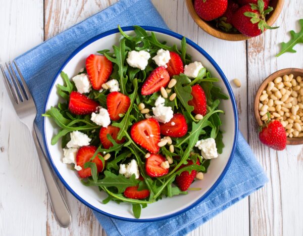 Salade de jeunes pousses, fraises et fêta