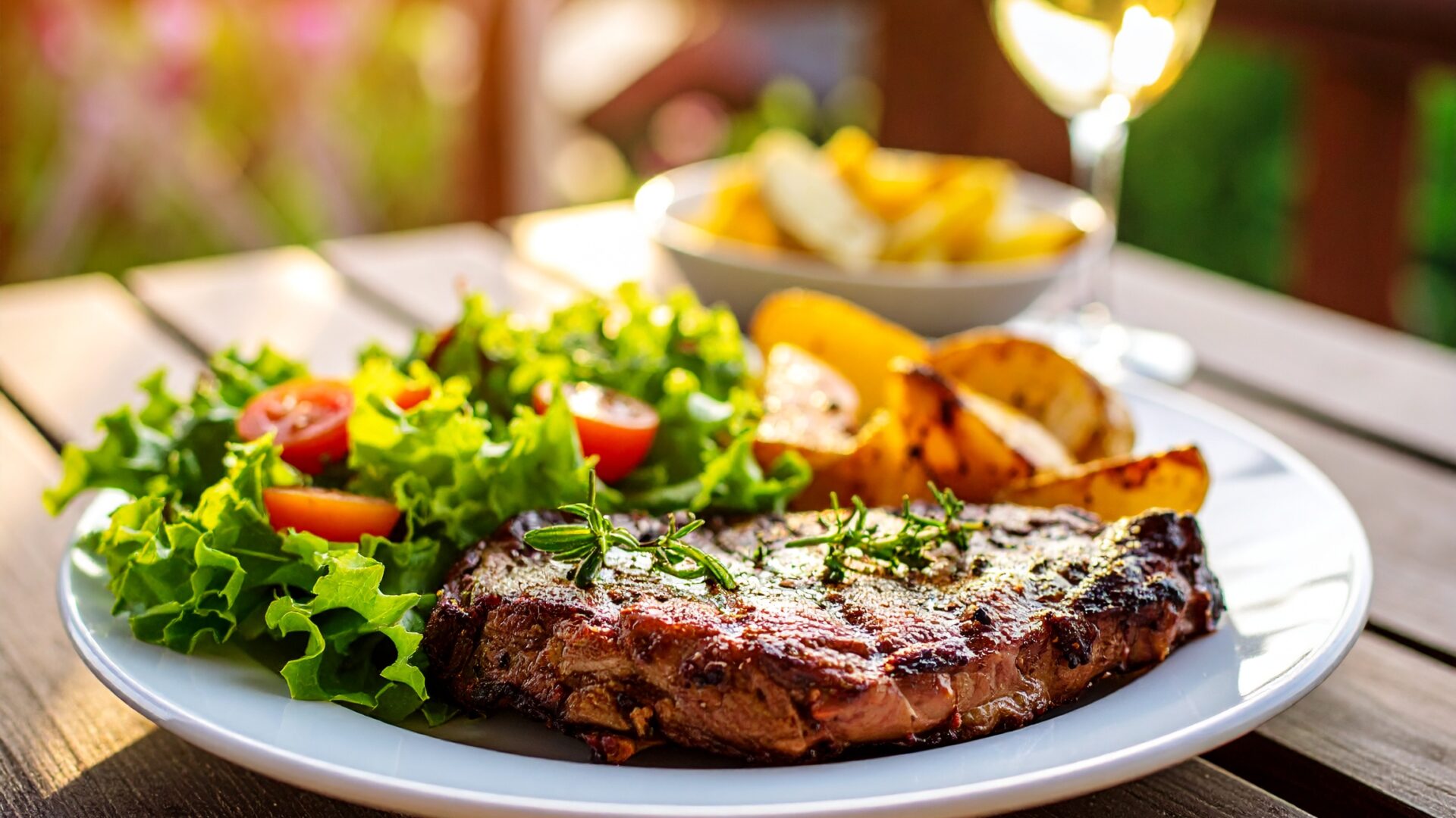 Entrecôte de boeuf et pommes de terre sautées