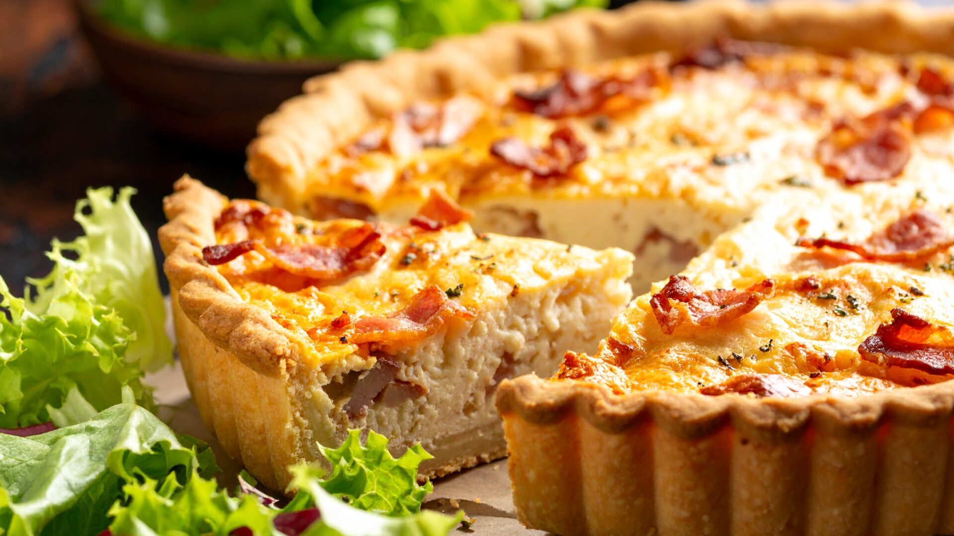 Quiche aux lardons fumés et salade verte