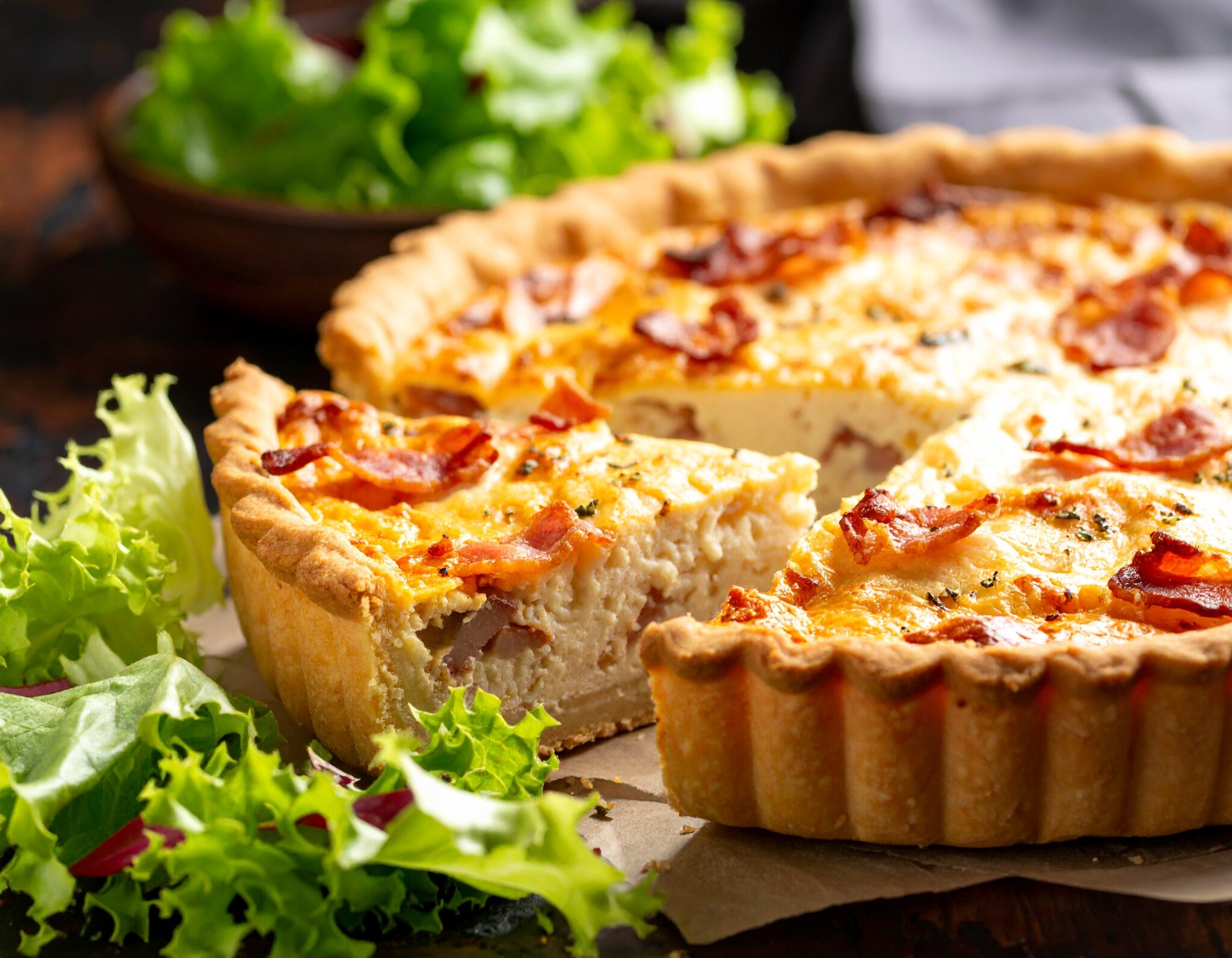 Quiche aux lardons fumés et salade verte