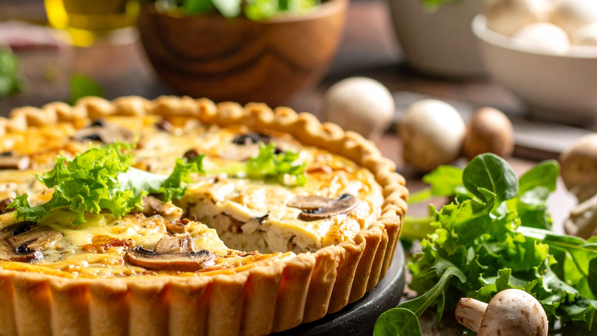 Quiche poulet, champignons et salade verte