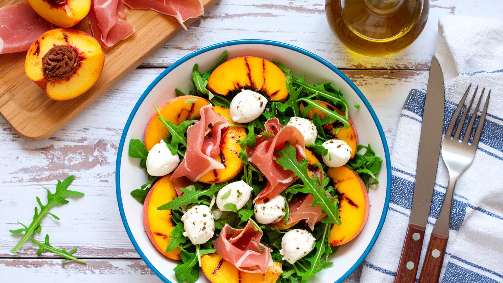 Salade de Pêche, jambon cru et Mozzarella