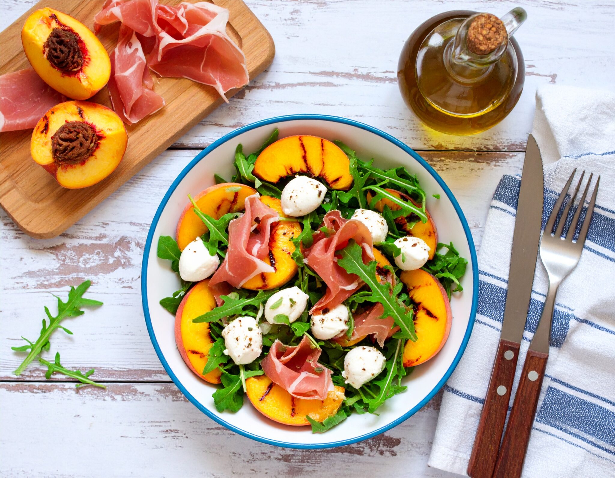 Salade de Pêche, jambon cru et Mozzarella