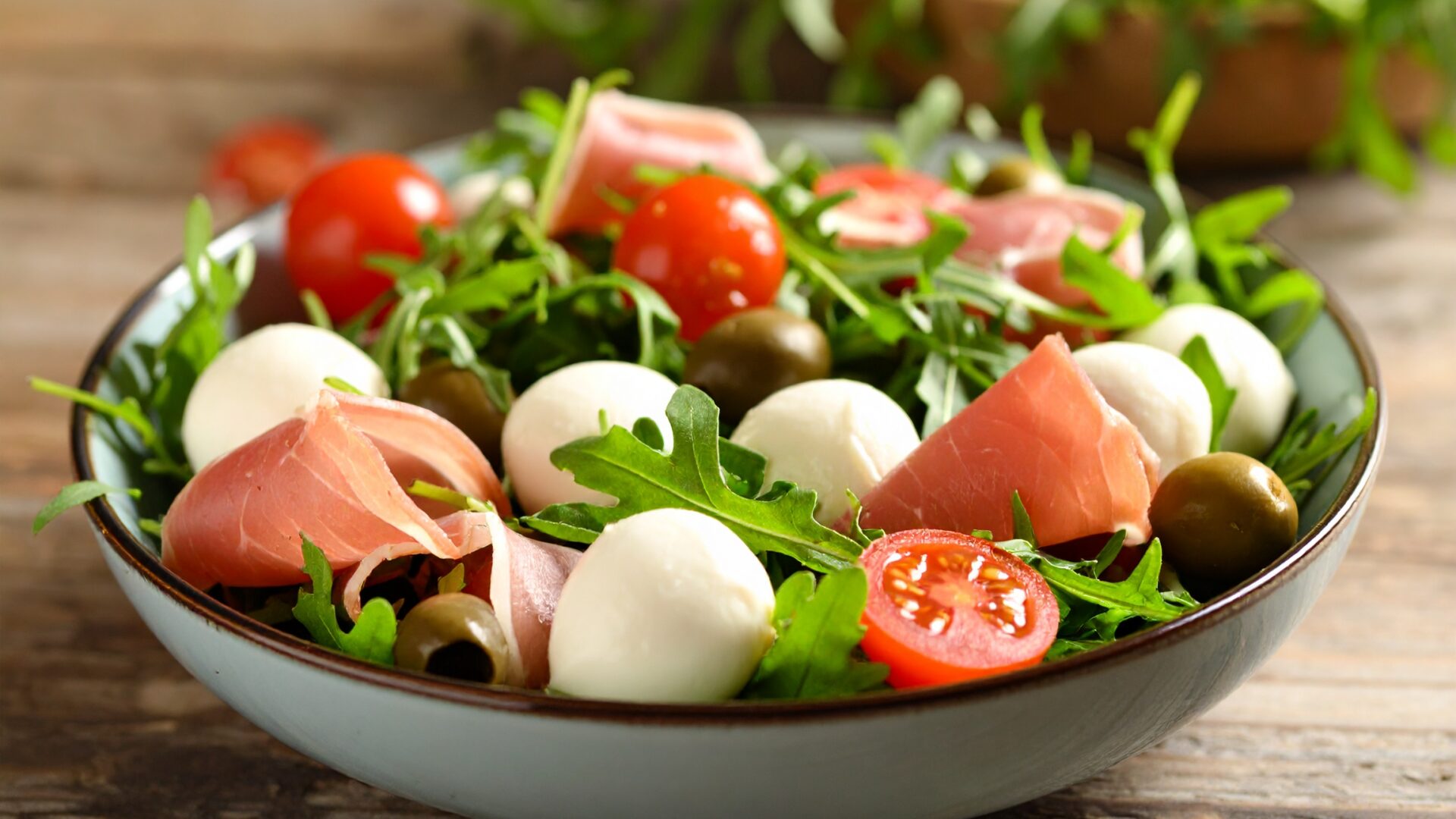 Salade roquette, jambon cru et mozzarella