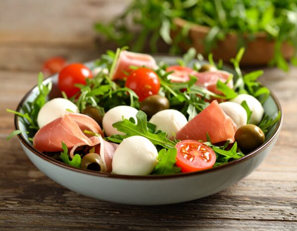 Salade roquette, jambon cru et mozzarella