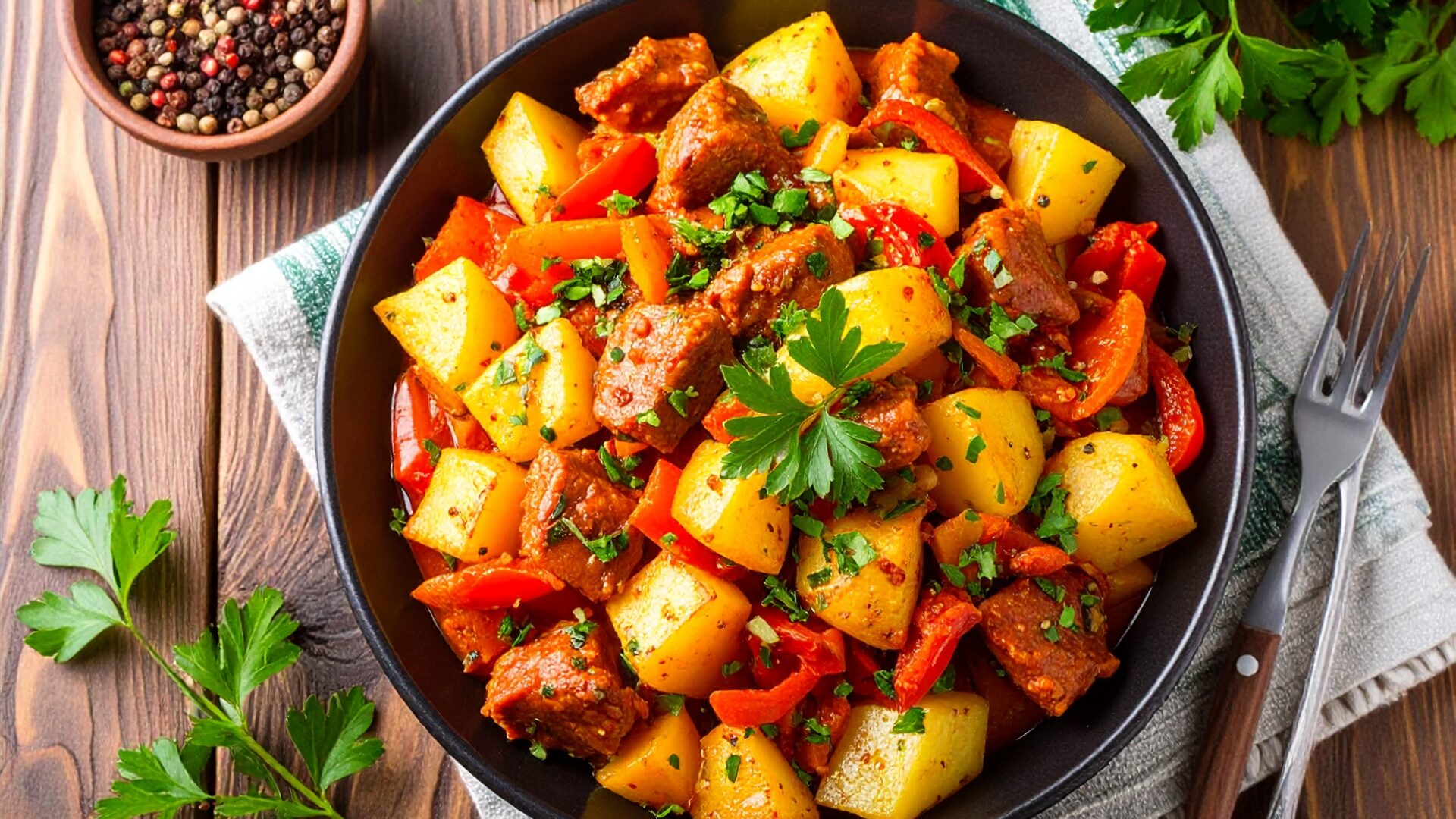 Wok de porc au piment d'espelette et pommes de terre sautées