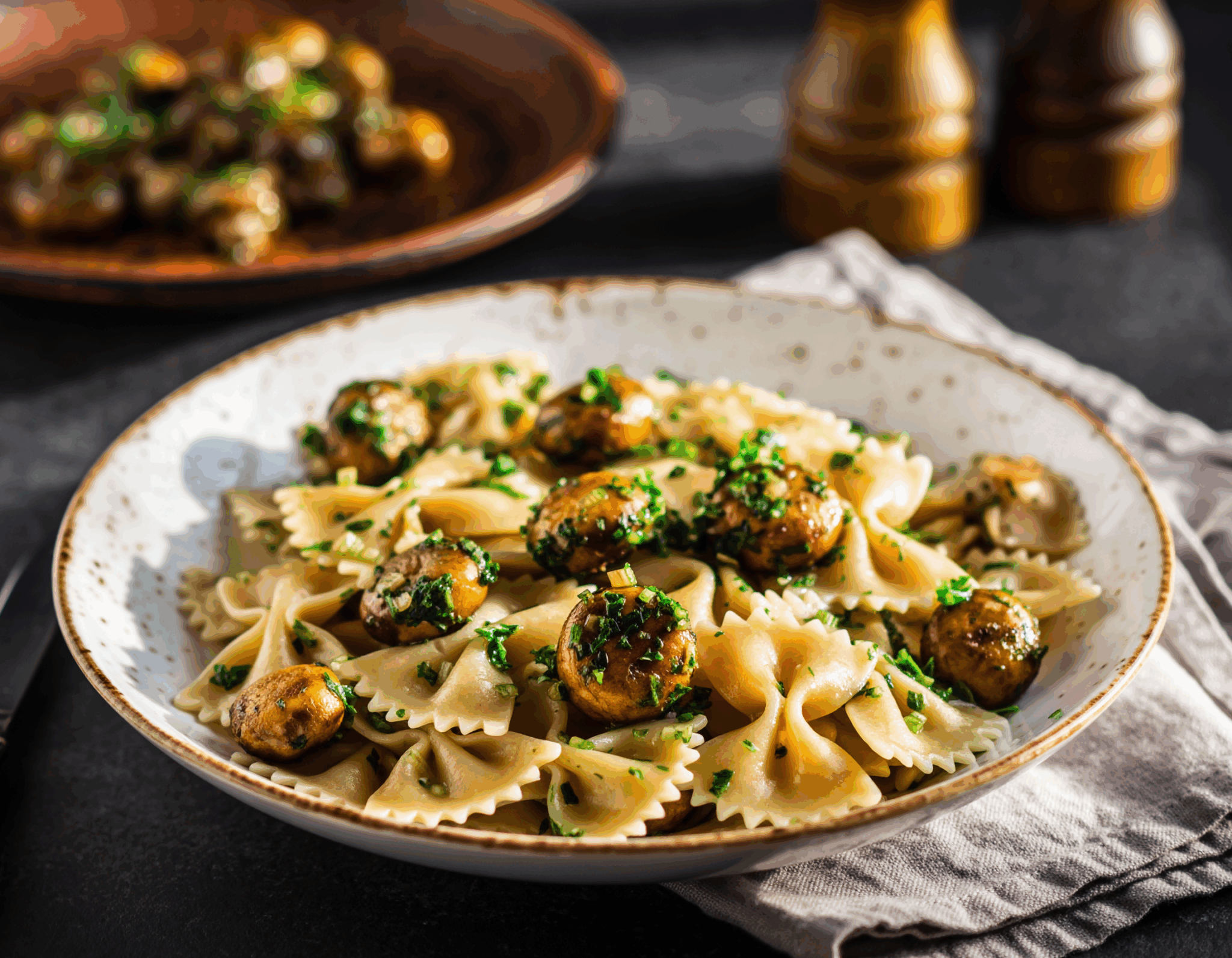 Farfalles aux champignons, ail et persil