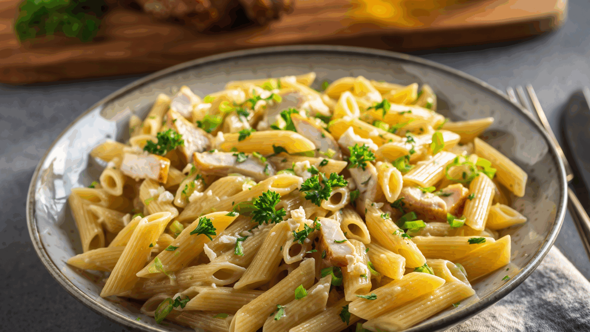Penne au poulet, poireau et gouda